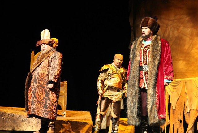 Теңізде жалаңаш қыздар