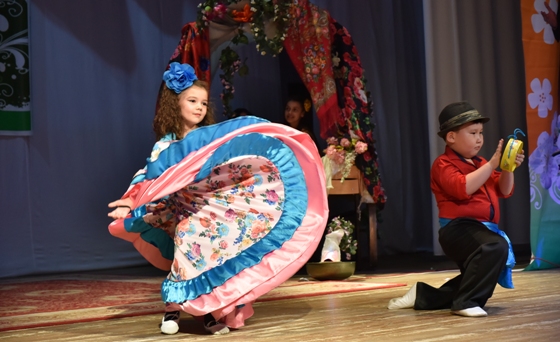 Әйнектің артындағы Марго секс Әкеммен алғаш рет секс порно видео